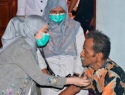 Banjir Bandang Padang, Dian Puspita Berikan Bantuan Medis dan Obat untuk Lansia Terdampak