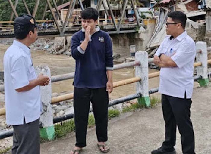 Kepala Dukcapil Kabupaten Tanah Datar, Agusril, turun langsung meninjau lokasi.