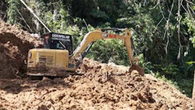 Upaya pencarian korban longsor.