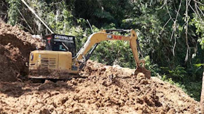 Upaya pencarian korban longsor.