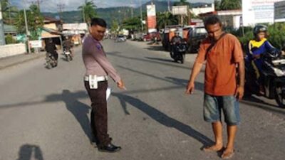 Truk Tabrak Pengendara Motor yang Berhenti di Lampu Merah Kota Solok
