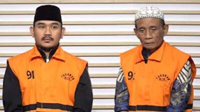 Bupati Kabupaten Bekasi, Ade Kuswara Kunang (kiri) dan Ayahanda, HM Kunang (kanan).