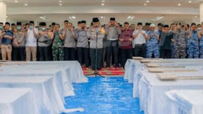 Kapolda Sumbar Pimpin Shalat Jenazah 24 Korban Banjir