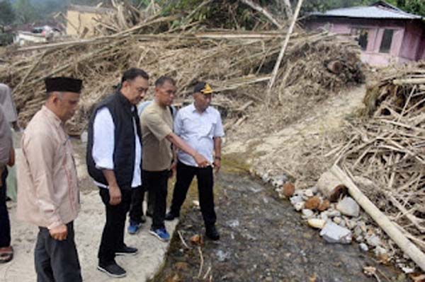 Wabup Agam Salurkan Bantuan Untuk Korban Banjir Bandang di Matur