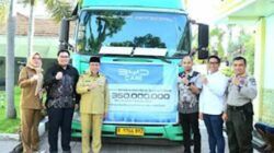 Wali Kota Padang, Maigus Nasir didampingi Kepala DPMPTSP Swesti Fanloni, menerima secara simbolis bantuan logistik dari PT Bipo Teknologi Otomotif