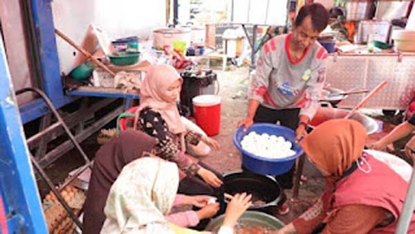Suasana di dapur umum Palembayan Agam.