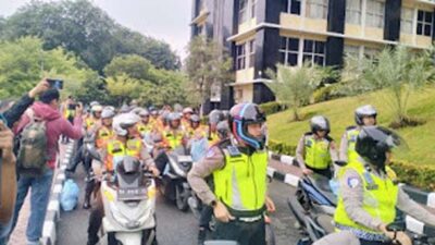 400 personel dikerahkan Polda Sumbar untuk menyalurkan bantuan sembako di Kota Padang.