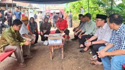 Leli Arni Pimpin 50 Relawan Bantu Bersihkan Material Lumpur di Padang