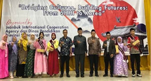 Gubernur Sumbar Mahyeldi Ansharullah menutup kegiatan bertajuk Saemangeum Hangeul Hakdang Indonesia (SHHI)