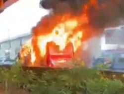 Sopir Cepat Menepi Selamatkan Santriwati dari Bus Terbakar