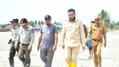 Wali Kota Padang, Fadly Amran bersama jajaran BNPB menyusuri area terdampak banjir