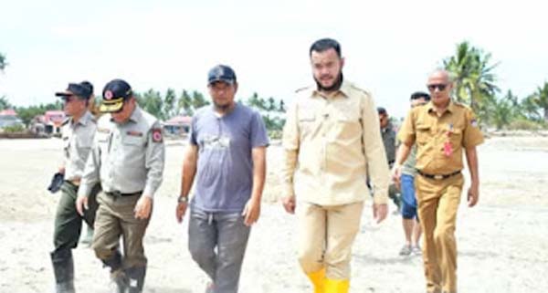 Wali Kota Padang, Fadly Amran bersama jajaran BNPB menyusuri area terdampak banjir