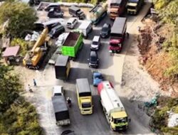 Antrean Kendaraan Mengular Akibat Truk Rusak