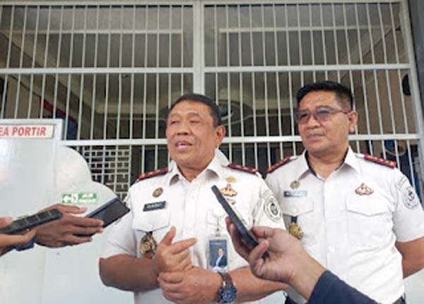 Kepala Kanwil Ditjenpas Sumatera Barat, Kunrat Kasmiri didampingi Kepala Lapas Padang.