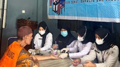 Pemeriksaan kesehatan narapidana lanjut usia di Rutan Padang.