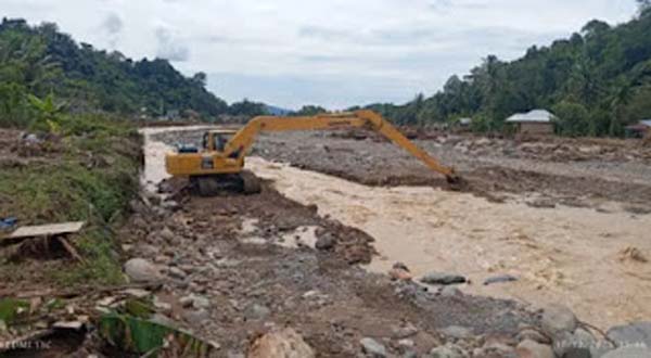 Sebuah alat berat sedang beroperasi