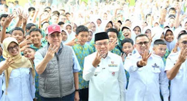 Wakil Wali Kota Padang, Maigus Nasir foto bersama