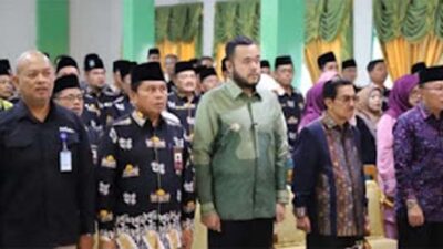 Wali Kota Padang, Fadly Amran, berdiri khidmat bersama jajaran pejabat Kementerian Agama