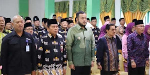 Wali Kota Padang, Fadly Amran, berdiri khidmat bersama jajaran pejabat Kementerian Agama
