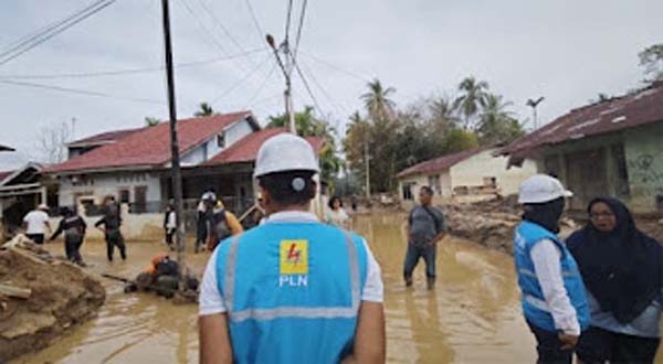 Tim YBM PLN datang ke lokasi bencana untuk beri bantuan kepada tenaga alih daya yang terdampak bencana.