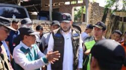 Wali Kota Padang, Fadly Amran, meninjau kondisi saluran drainase