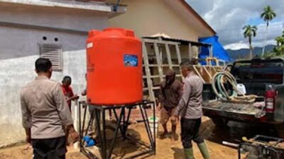 Brimob Dirikan MCK dan Ball Tank Air di Desa Huta Godang dan Garoga