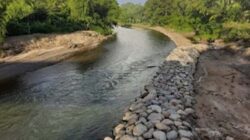 Pemasangan batu grip di Jembatan Campago Kec V Koto, Kabupaten Padang Pariaman