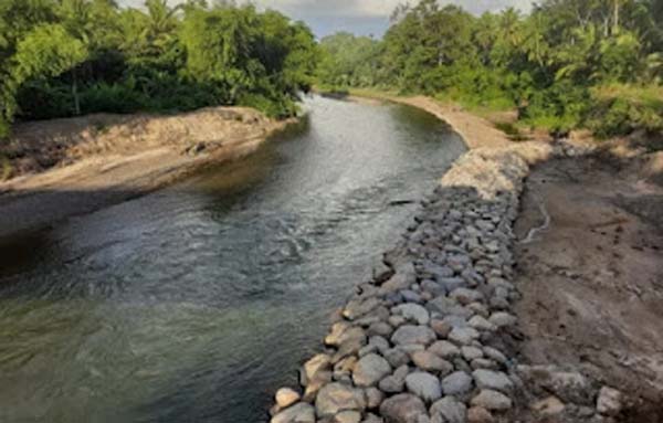 Pemasangan batu grip di Jembatan Campago Kec V Koto, Kabupaten Padang Pariaman