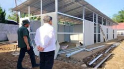 Bupati Agam Benni Warlis sedang meninjau pembangunan hunian sementara