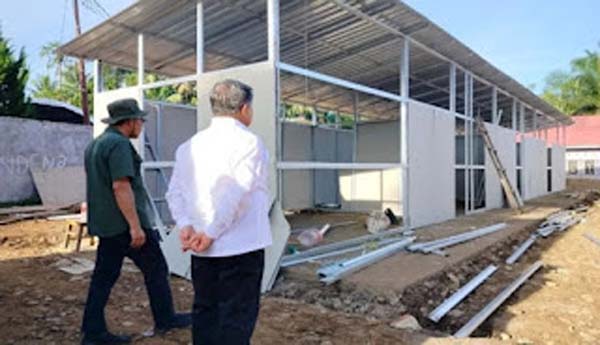 Bupati Agam Benni Warlis sedang meninjau pembangunan hunian sementara