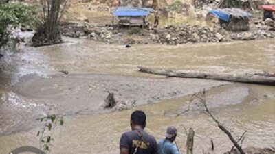 Polisi Pasang Spanduk Larangan Tambang Emas Ilegal