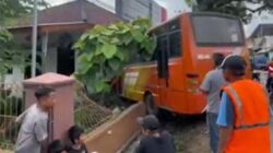 Bus Dutra Parahyangan menabrak musala hingga rusak berat di Cihampelas