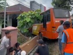Pelajar Terjatuh, Bus Menabrak Bangunan Musala di Bandung Barat
