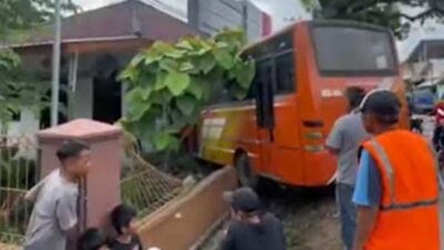 Bus Dutra Parahyangan menabrak musala hingga rusak berat di Cihampelas
