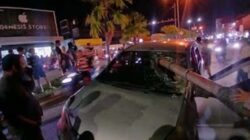 Toyota Avanza tertimpa tiang listrik