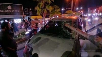 Toyota Avanza tertimpa tiang listrik