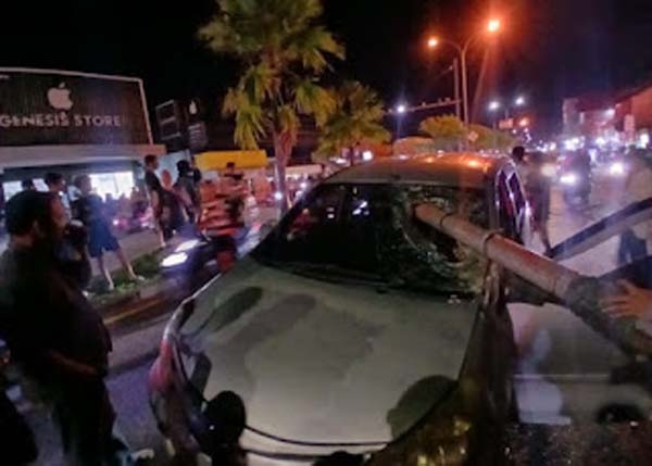 Toyota Avanza tertimpa tiang listrik