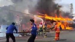 Petugas pemadam kebakaran (damkar) berjibaku memadamkan kobaran api