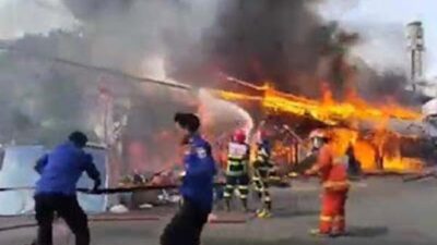 Petugas pemadam kebakaran (damkar) berjibaku memadamkan kobaran api