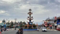 Pengendara melintas di Simpang Tabuik, Kota Pariaman