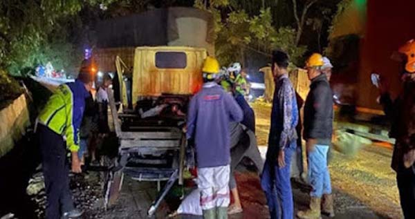 Mobil Box dan Truk Kecelakaan di Sitinjaulauik Padang