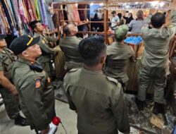 Satpol PP Kembali Rapikan Selasar Pasar Raya Padang