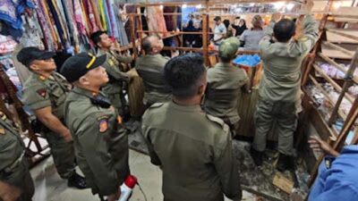 Satpol PP Padang Tertibkan Lapak PKL di Depan Blok A