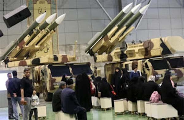 Pemandangan dari pameran saat Iran memamerkan rudal, roket pembawa satelit