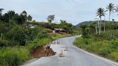 Jalan Solok–Padang di Koto Gaek Guguak, Kabupaten Solok, mengalami amblas
