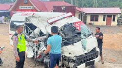 Ambulans Tabrak Truk di Sijunjung