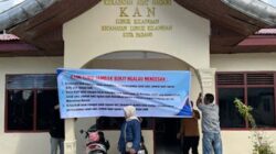 Perwakilan warga Suku Jambak Bukit Ngalau memasang spanduk berisi tuntutan kepada KAN.