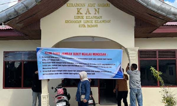 Perwakilan warga Suku Jambak Bukit Ngalau memasang spanduk berisi tuntutan kepada KAN.