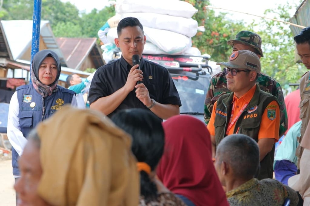 Anggota DPD Muhammad Hidayattollah meninjau kondisi Balangan, Kalsel, pascabanjir pada Rabu (31/12/2025).
