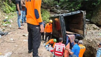 Korban Kecelakaan Mobil Box Jatuh ke Jurang di Flyover Kelok 9